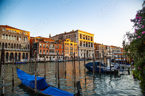Cuadros en Lienzo Grand canal with gondolas in the foreground and historic buildings in