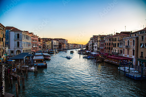 Cuadros en Lienzo View of the Grand Canal in Venice with sun falling on horizon