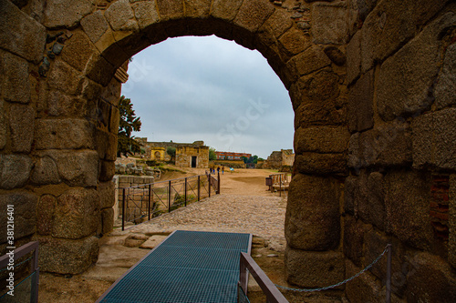 Cuadros en Lienzo Ancient stone arch of entrance to monumental archaeological complex