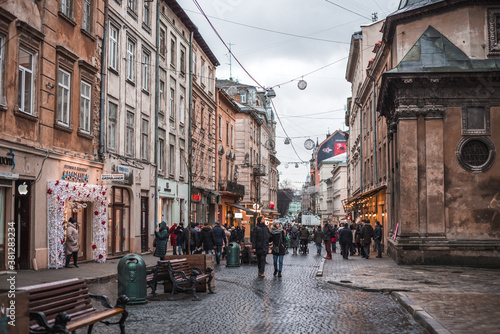 Fotomural urban bustle movement of people in the city on the roads in cloudy weather