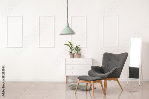 Fotomural Stylish armchair and ottoman with chest of drawers and mirror in room