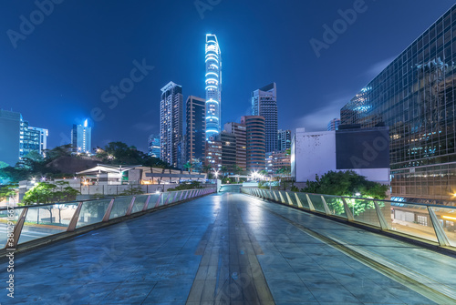 Cuadros en Lienzo Skyline of downtown of Hong Kong city at night