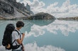 Wanderer am Bergsee auf dem Pizol in der Schweiz