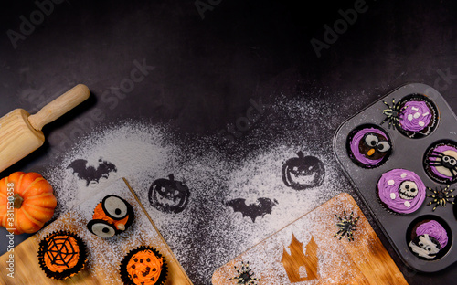 Fotomural Cooking delicious homemade cake and decorate cupcake for Halloween festive