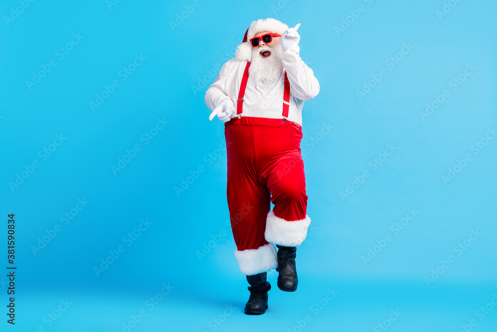 Full size photo of funky fat crazy santa claus with big abdomen beard dance x-mas christmas holly party club wear suspenders overalls sunglass boots isolated blue color background - obrazy, fototapety, plakaty 