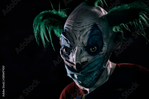 Fotografía disturbing evil clown wearing a face mask