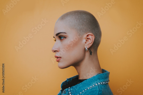 Fotografía Image of a beautiful woman with bald shaved hair