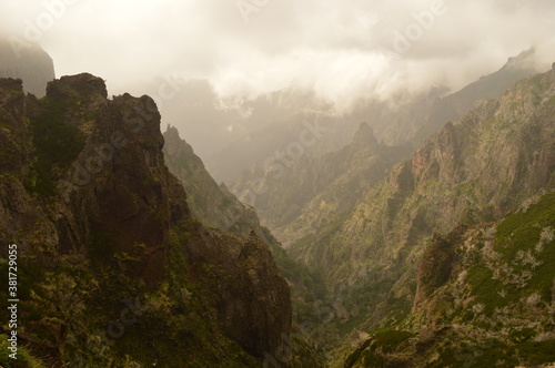Cuadros en Lienzo The dramatic steep mountains on Madeira Island in Portugal