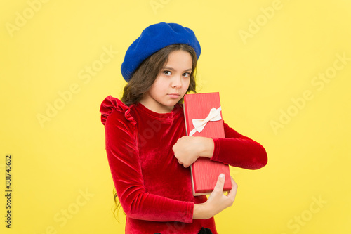 Fotografía greedy girl hold gift box purchase after successful shopping sale, shopaholic