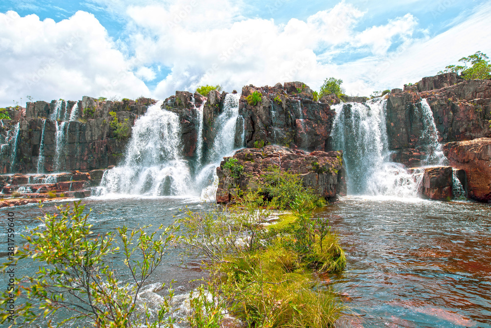 Foto Alto Paraíso de Goiás. Cachoeira da Muralha (Muralha Falls). Chapada  dos Veadeiros National Park, the National Park is a UNESCO World Natural  Heritage site. Waterfall jumps and canions. do Stock |