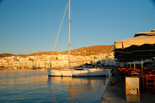 Jacht żaglowy Zacumowany W Marinie Greckiej Wyspy Siros