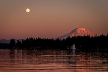 Wall Mural - moonrise with mt rainier