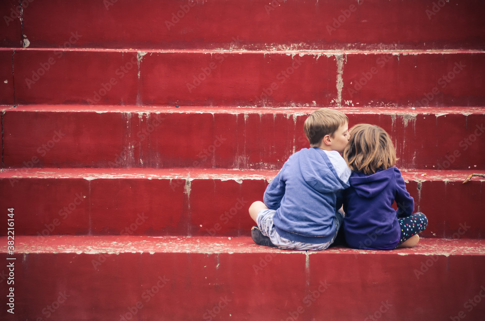 Frere Et Soeur Se Faisant Un Bisou Un Calin Tendresse Et Amour Familial 2 Wall Mural Jef 77
