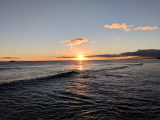 Wall Mural - Dramatic Sunset through the clouds and reflecting on the Pacific ocean