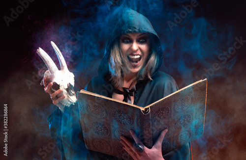 Fotografía Dark sorceress casting a magic spell with an animal skull