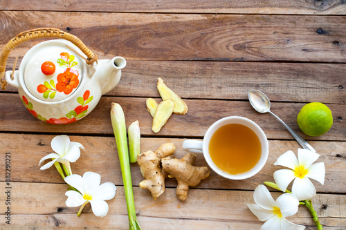 Fotografía hot ginger water herbal healthy drinks health care for cough sore with ginger sl