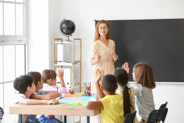 Canvas Print - Teacher conducting lesson in classroom