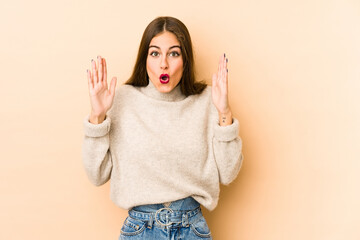 Young caucasian woman isolated en beige background having an idea, inspiration concept.