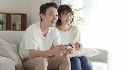 Poster - リビングでテレビゲームをする夫婦・カップル