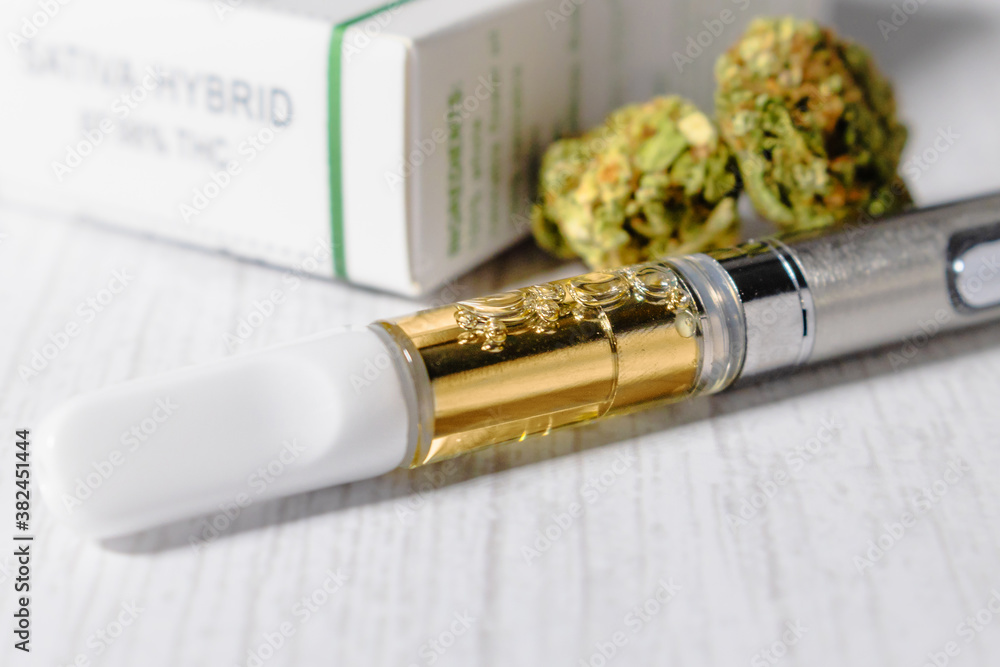 elfbar elfa kaufen Stock-Foto „THC oil vape pen with cannabis flower“