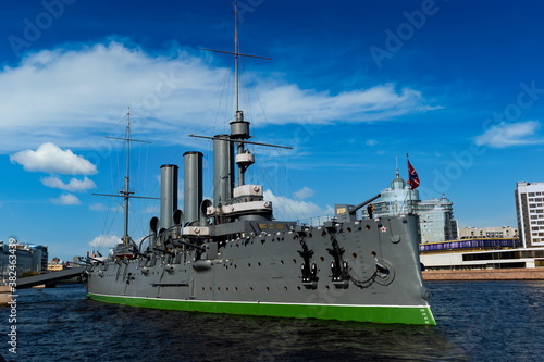 Fotomural Revolution battleship Kreyser Aurura getting anchor forever