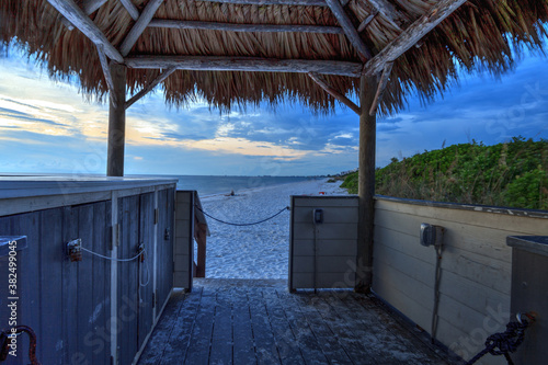 Fotomural Tiki hut Boardwalk leads down to the white sand of Barefoot Beach in Bonita Spri
