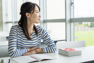 Poster - 教室で勉強する女子学生　大学生　予備校生