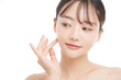 © K-Angle - 白背景の若い女性の美容ポートレート