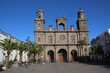Catedral de Santa Ana na tle błękitnego nieba w Las Palmas, Gran Canaria