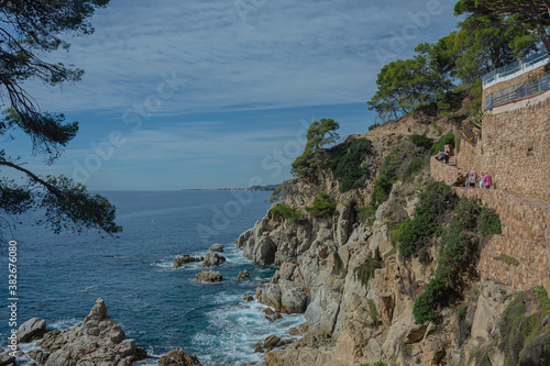 Fotografía Seascape. Rocky seashore, Sunny day, good weather
