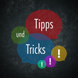Sprechblasen mit Text „Tipps und Tricks“ auf einem rustikalen Hintergrund.