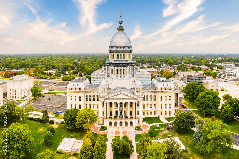 Drone view of the Illinois State Capitol, in Springfield. Illinois State Capitol houses the legislative and executive branches of the government of the U.S. state of Illinois - obrazy, fototapety, plakaty 