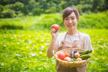 Poster - 野菜を持つ女性
