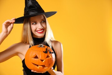 Canvas Print - Beautiful woman in witch costume with jack o'lantern on yellow background, space for text. Halloween party