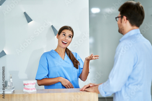 Cuadros en Lienzo Patient paying for dental visit in clinic