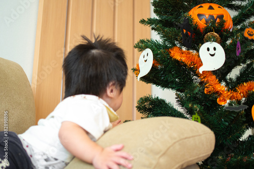 家でハロウィンツリーに飾り付けをして遊んでいる日本人の子供 Buy This Stock Photo And Explore Similar Images At Adobe Stock Adobe Stock 家でハロウィンツリーに飾り付けをして遊んでいる日本人の子供 Buy This Stock Photo And Explore Similar Images At Adobe Stock Adobe Stock