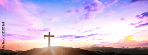 Fotografía Ascension day concept: The cross on mountain autumn sunrise background