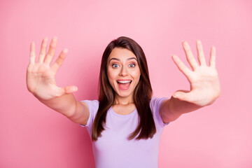 Wall Mural - Portrait of amazed young lady show ten fingers wear casual violet cloth isolated on pink color background