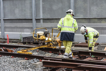 Poster - travail travailleur emploi job chomage chantier cheminot train rail