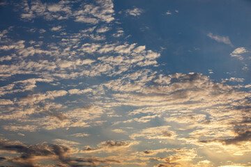 Wolken am Himmel im Sonnenuntergang