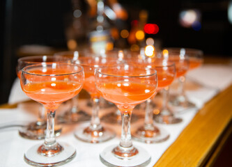 cocktails de bienvenue orange dans un bar lors d'un événement le soir