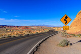 Fototapeta Do pokoju - Winding Desert Road