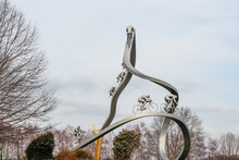 Partie D'une Grande Sculpture  Au Milieu Des Arbres Représentant Des Vieux Cyclistes Sur Une Montagne