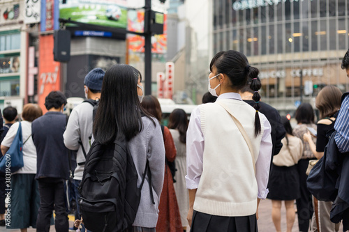 渋谷スクランブル交差点いた10代の女の子の後ろ姿 Stock Photo Adobe Stock