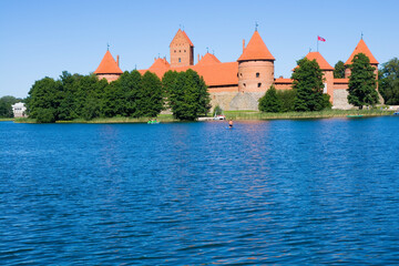 Poster - Gothic style red brick castle on an island on Galve Lake, Trakai, Lithuania