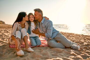 Canvas Print - Happy family on the beach