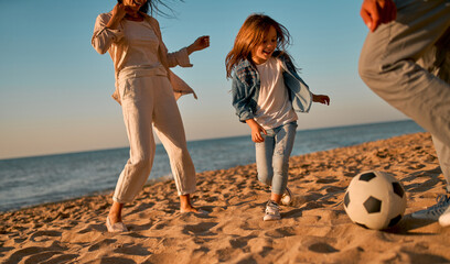 Canvas Print - Happy family on the beach