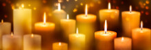 Viele Brennende Kerzen Vor Goldenem Hintergrund, Weihnachtsdekoration, Festliches Konzept Für Feiertage