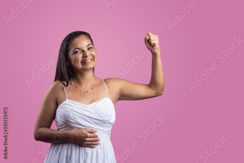 Fotografía Mujer en fondo rosa con cáncer de mama