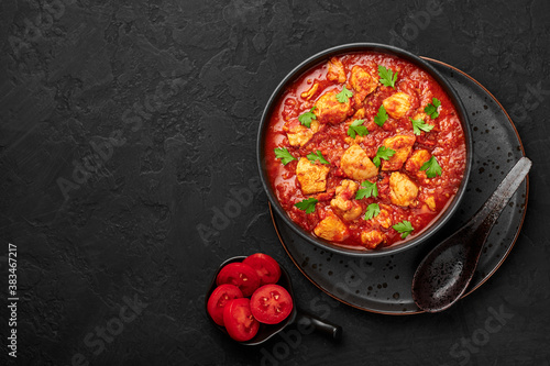 Fotomural Chicken Madras Curry in black bowl on dark slate table top